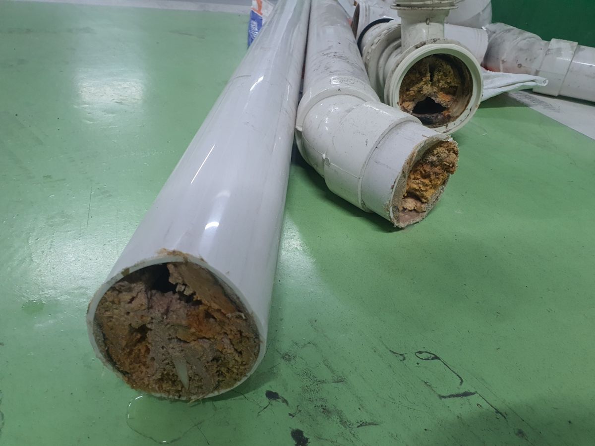 마곡동 잘라낸 배관 안쪽 찌꺼기
